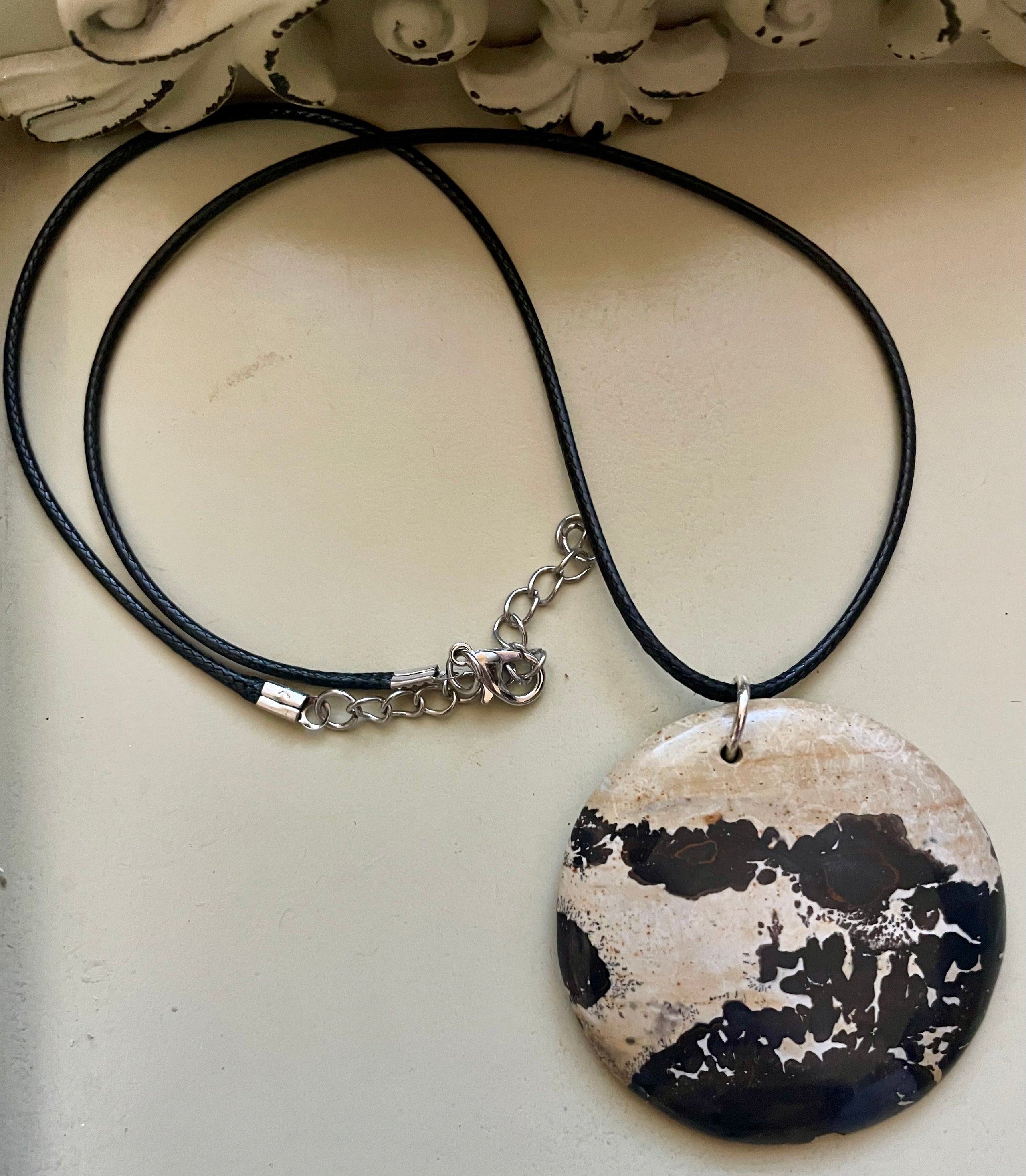 Black/Tan Dendritic Agate Oval Pendant Necklace