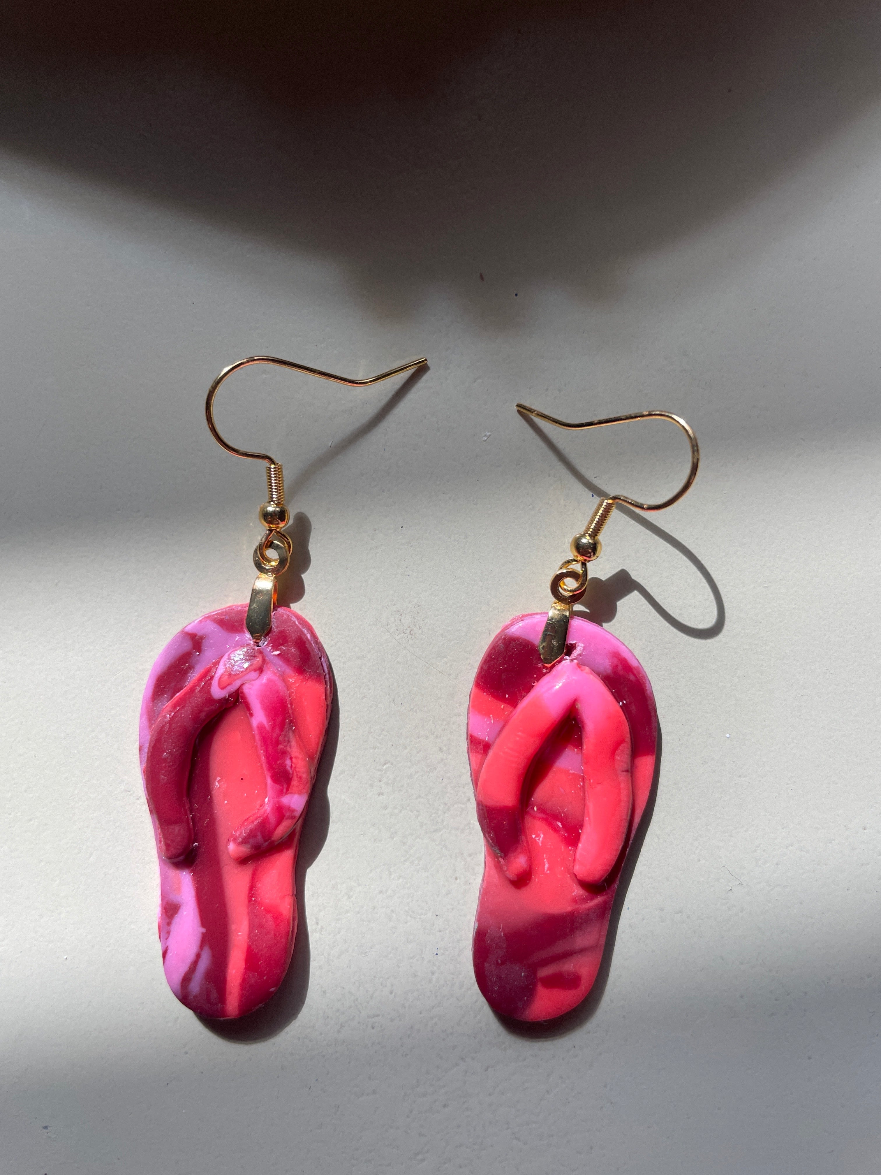 Flip Flop Earring Set in Shades of Reds, Pinks, Burgundy with Glass Beaded Bracelet